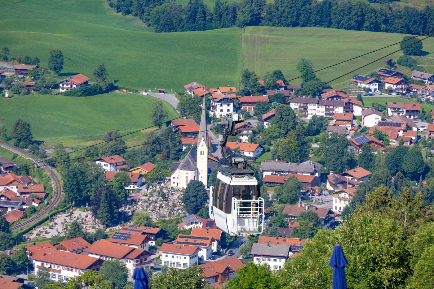 Blick aus der Gondel hinunter ins Tal