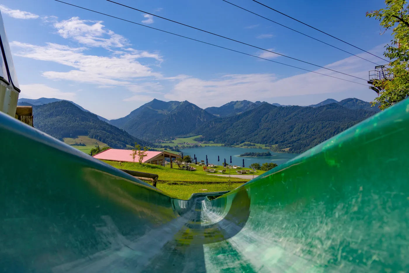 Die Bahn führt neben der Seilbahn den Hang hinunter