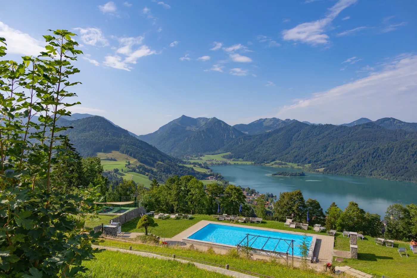 Beheiztes Freibad mit Blick über den Schliersee