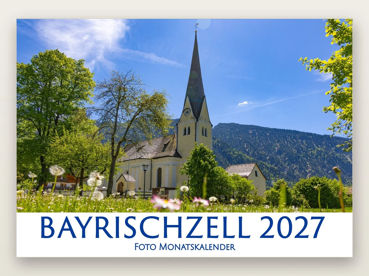 Der Bayrischzeller Monatskalender 2027 an einer Wand