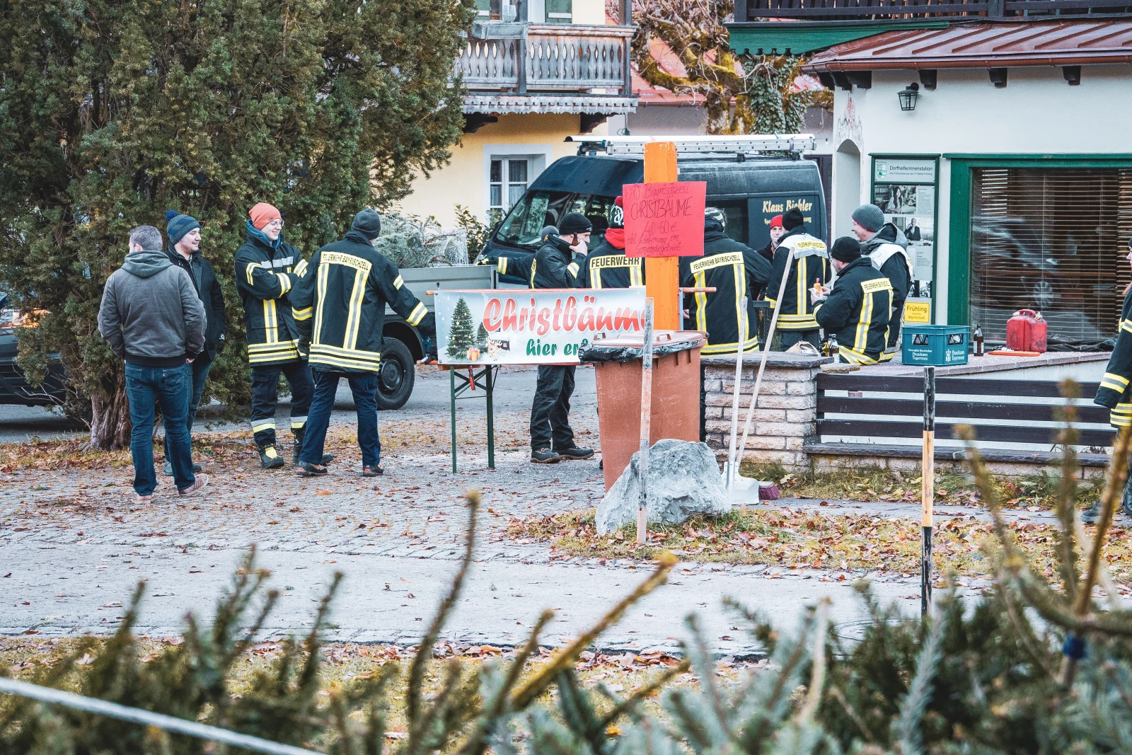 Christbaumverkauf der Freiwilligen Feuerwehr, sie liefern auch nach Hause