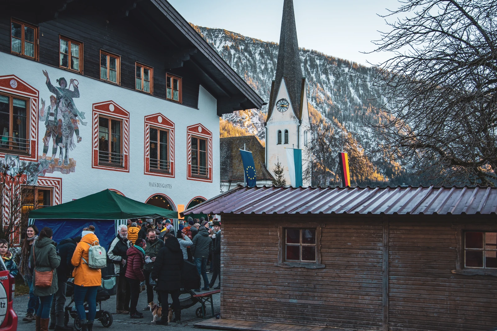 Der Adventsmarkt am geschmückten Rathaus