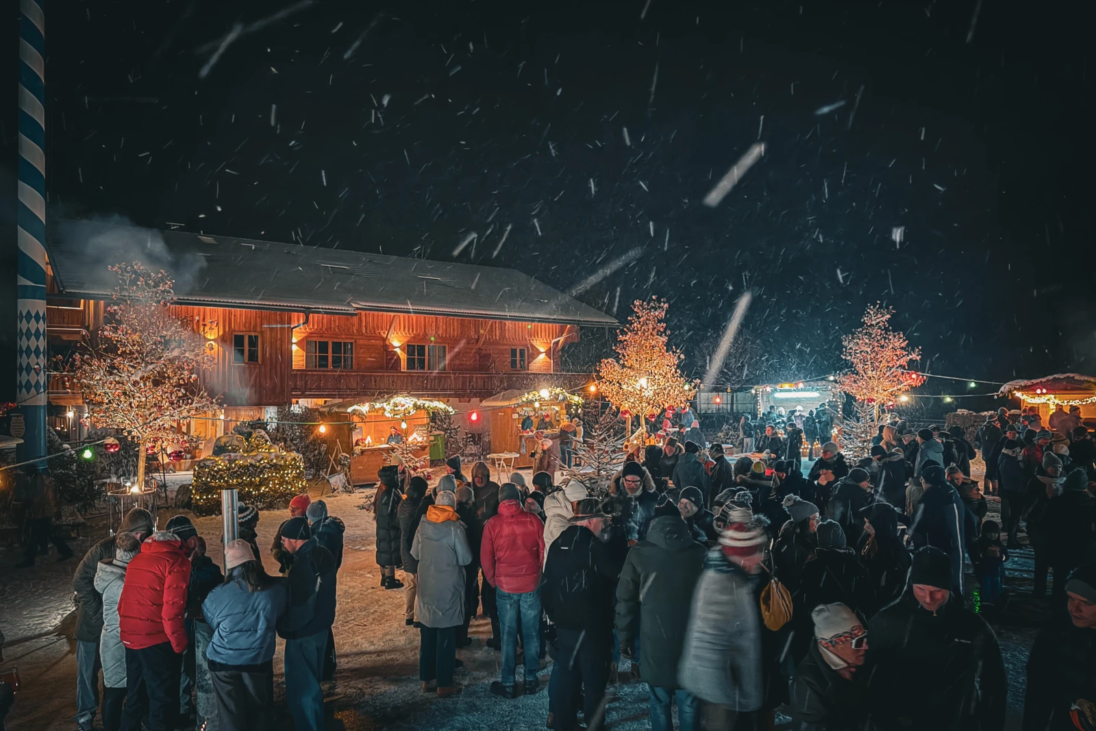 Ganz Geitau auf den Beinen: der Dorfplatz beim Winterzauber