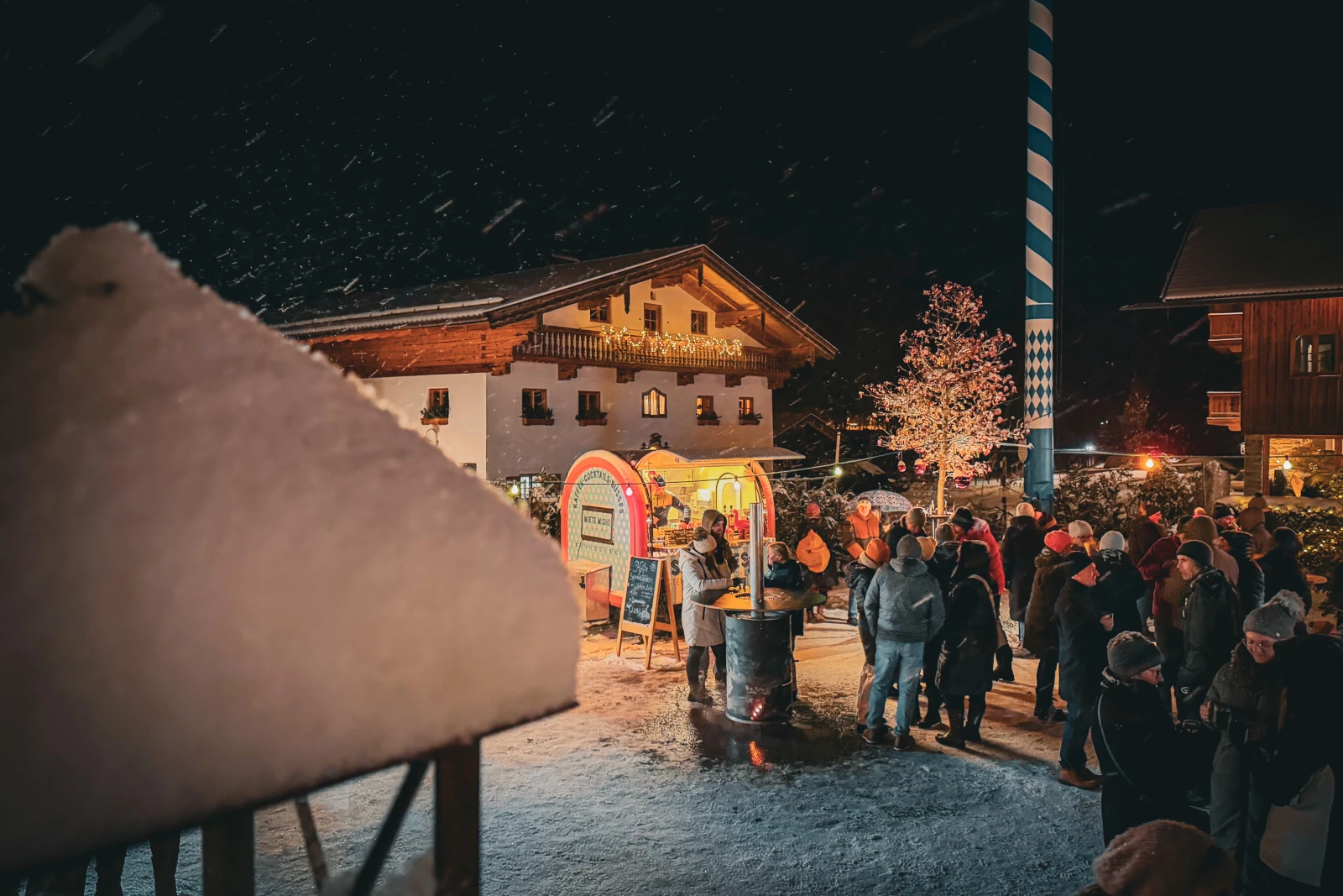 Am Maibaum: Glühwein und Schmankerl