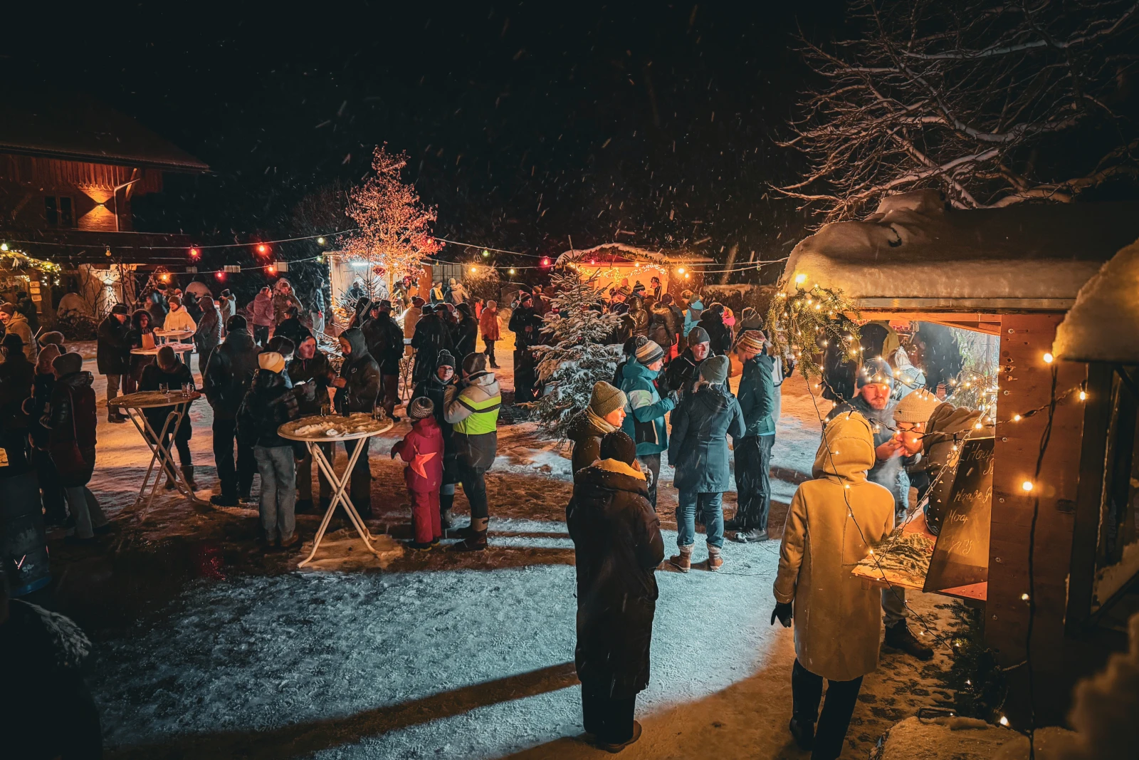 Stehtische, Lichterketten, Schneetreiben