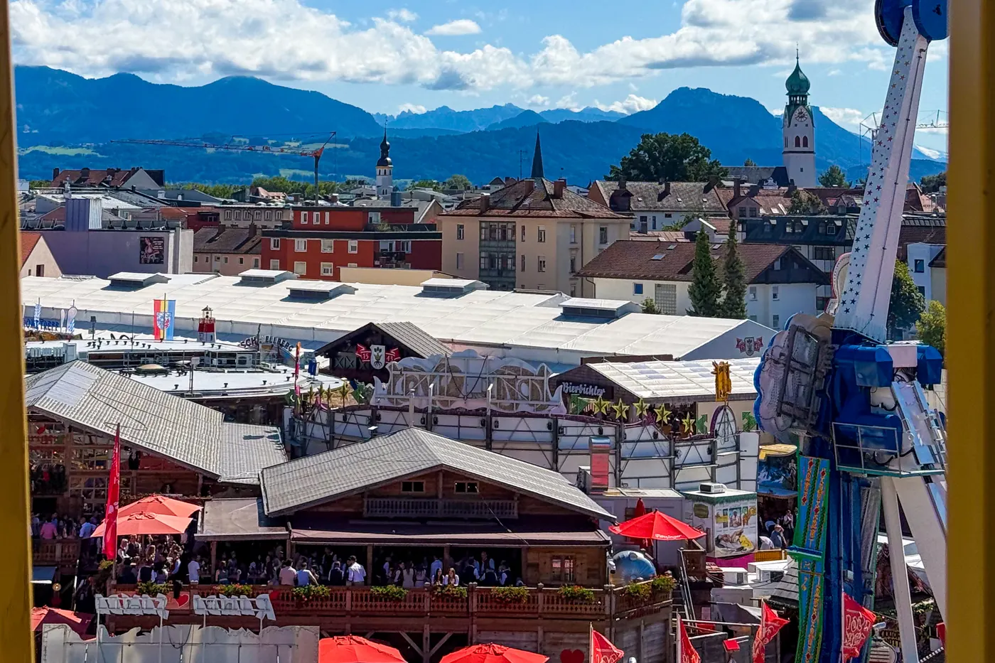 Festplatz mit den Bergen im Hintergrund