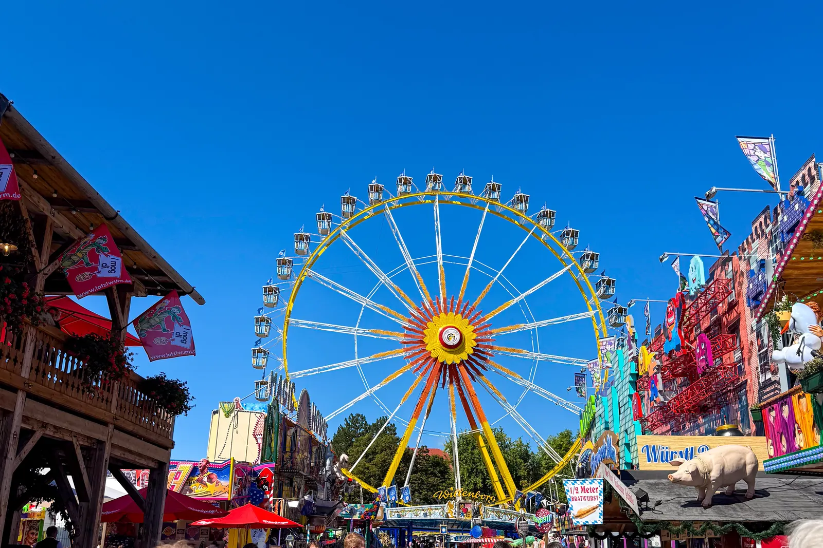 Tagsüber sieht die Budengasse so aus, das Riesenrad steht am Ende