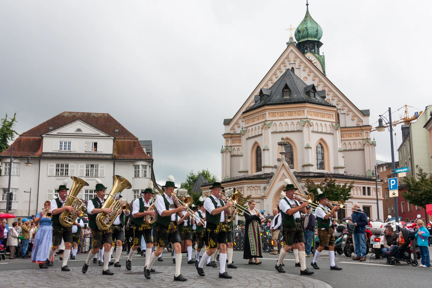 Eine Musikkapelle am Ludwigsplatz, dort führt der Zugweg vorbei