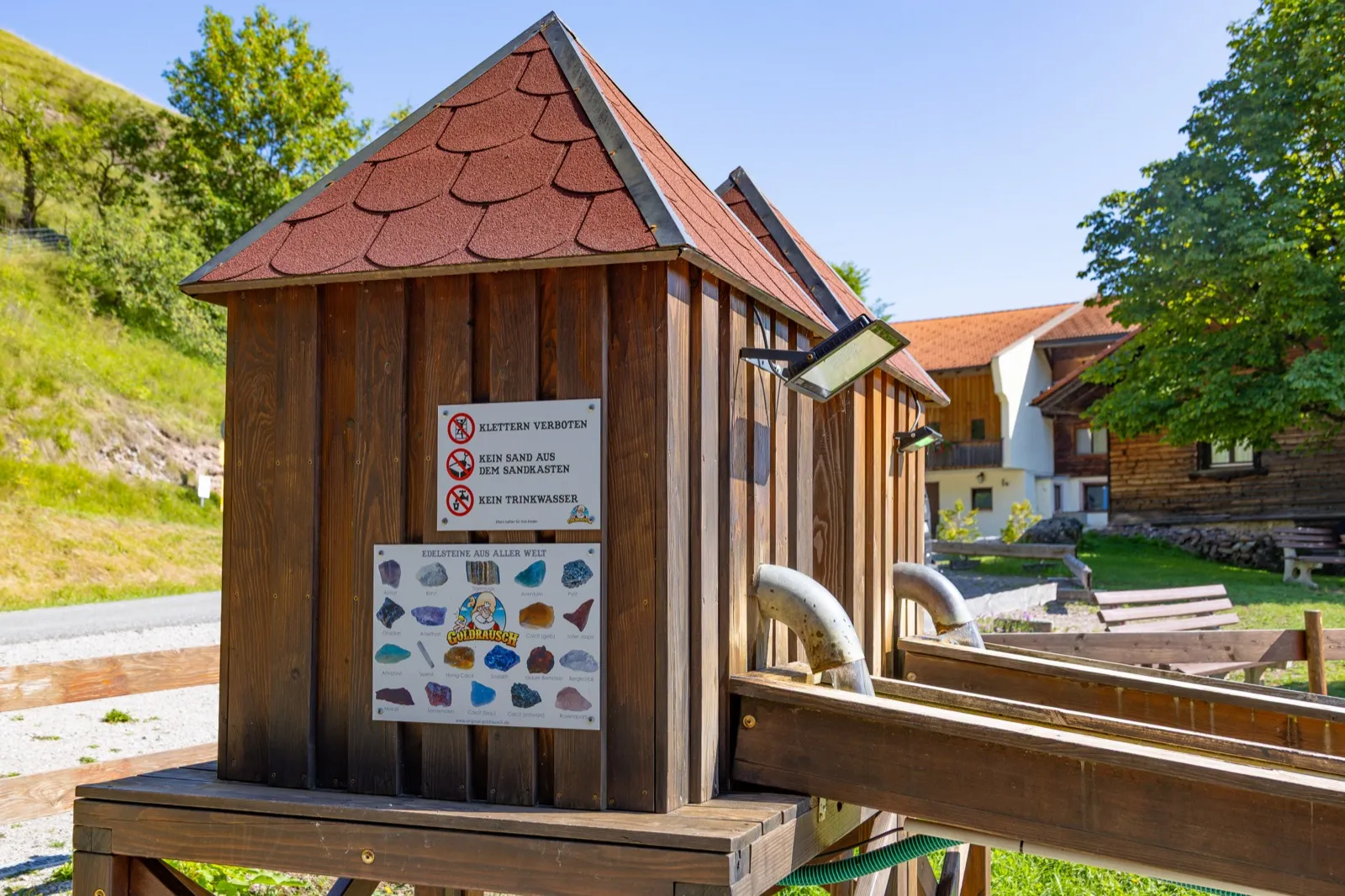 Die Gold- und Edelsteinwaschanlage oben am Berg