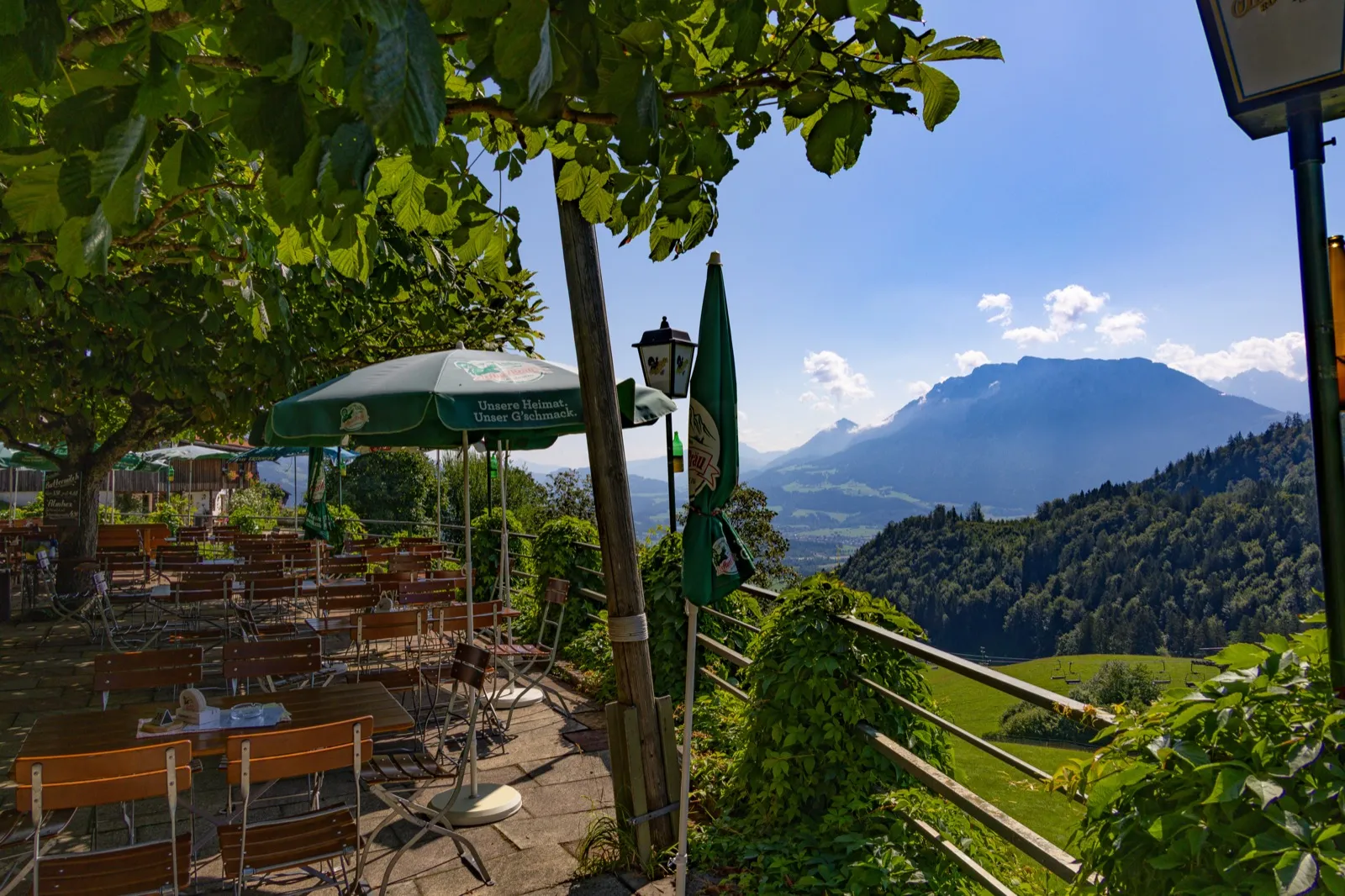 Vom Biergarten aus geht der Blick ins Inntal