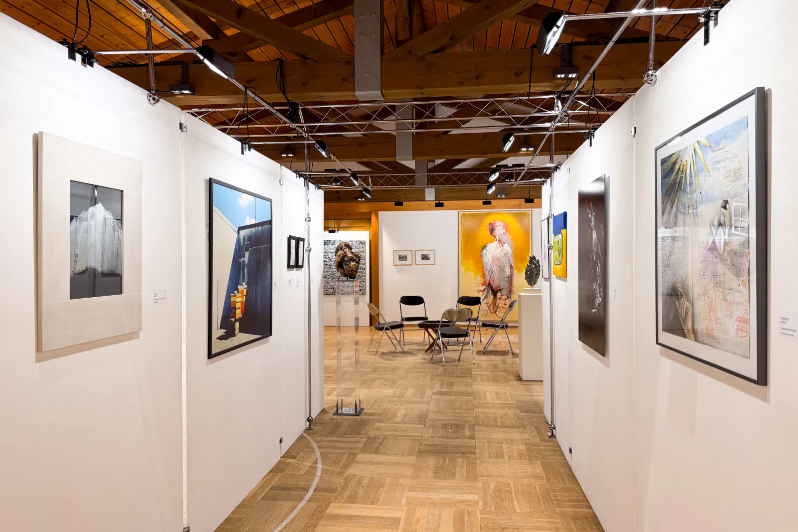 Die Gänge führen durch die ganze Ausstellung
