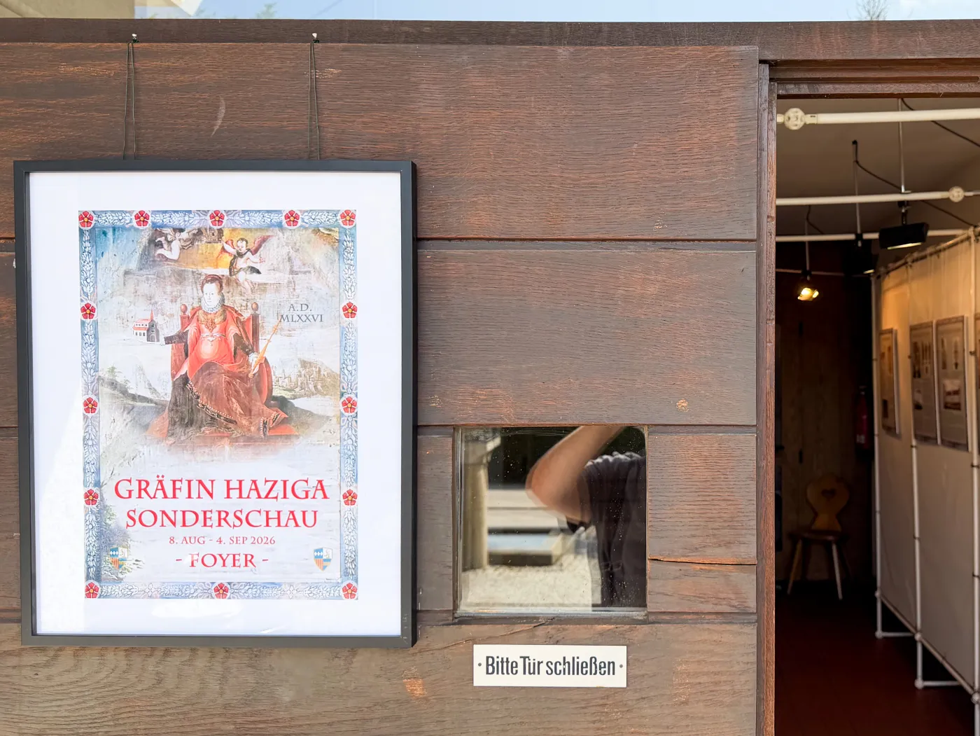 Der Hinweis auf die Sonderschau zu Gräfin Haziga im Foyer