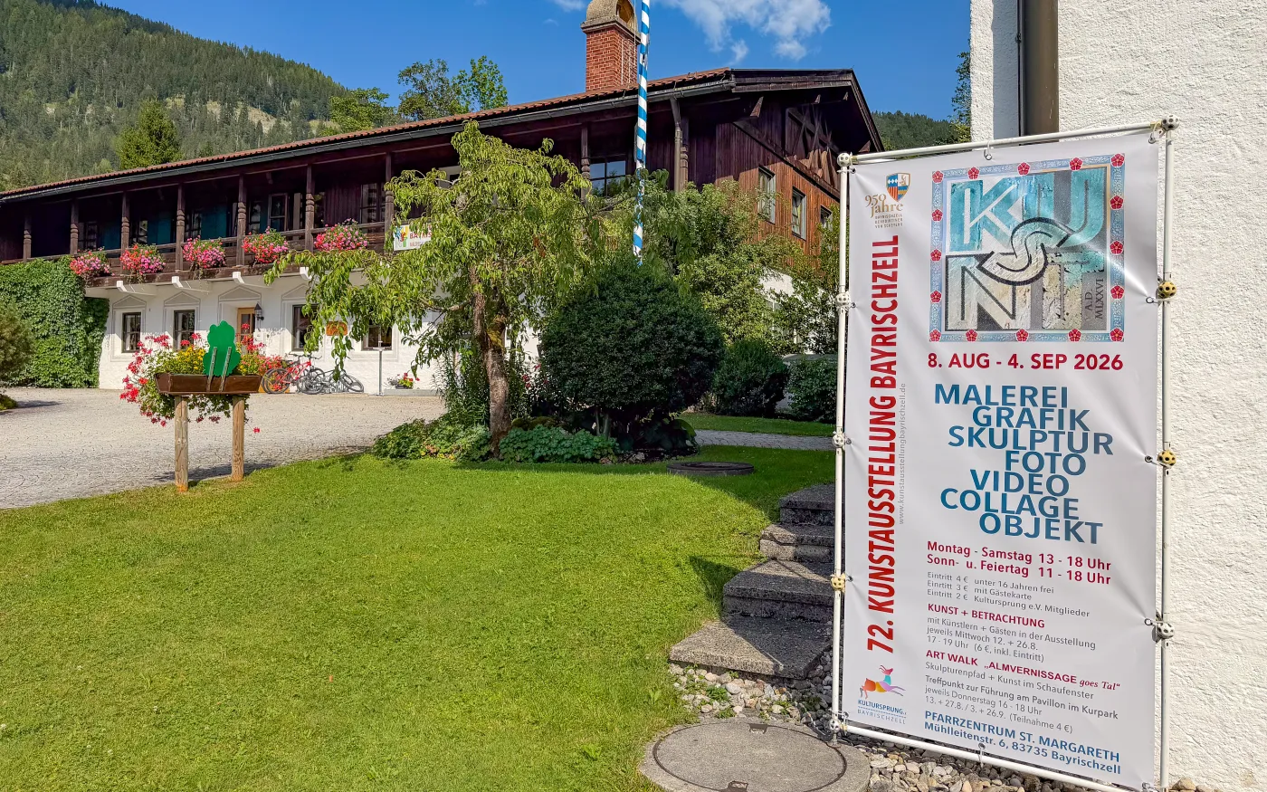 Das Plakat vor dem Pfarrzentrum St. Margareth mit allen Terminen und Zeiten