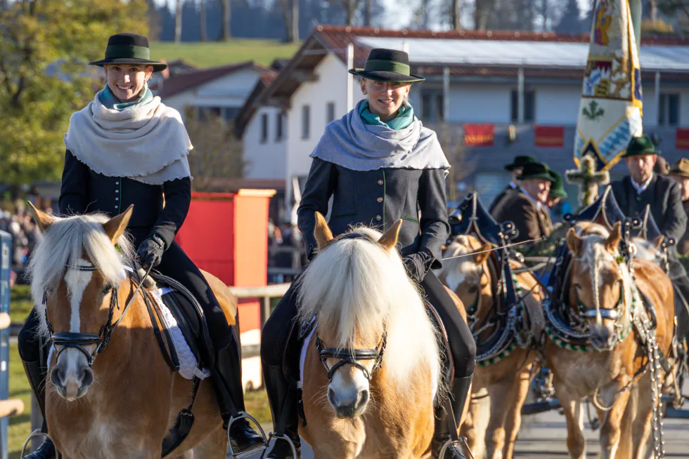 Reiterinnen mit Wolltüchern
