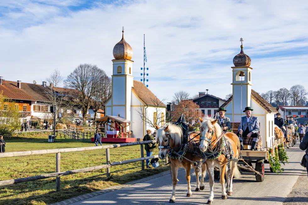 Gespann vor den beiden Türmen