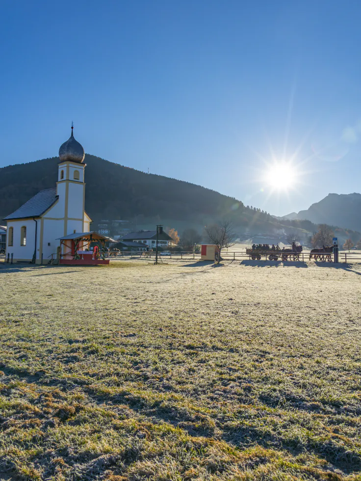 Raureif am Morgen vor der Kapelle