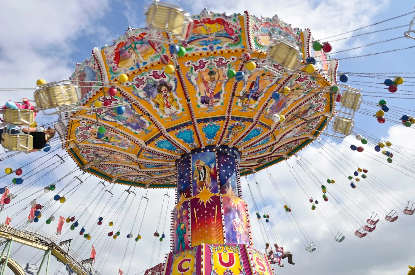 Ein Kettenflieger bei Tageslicht. Tagsüber ist die Wiesn ein anderer Ort als am Abend.