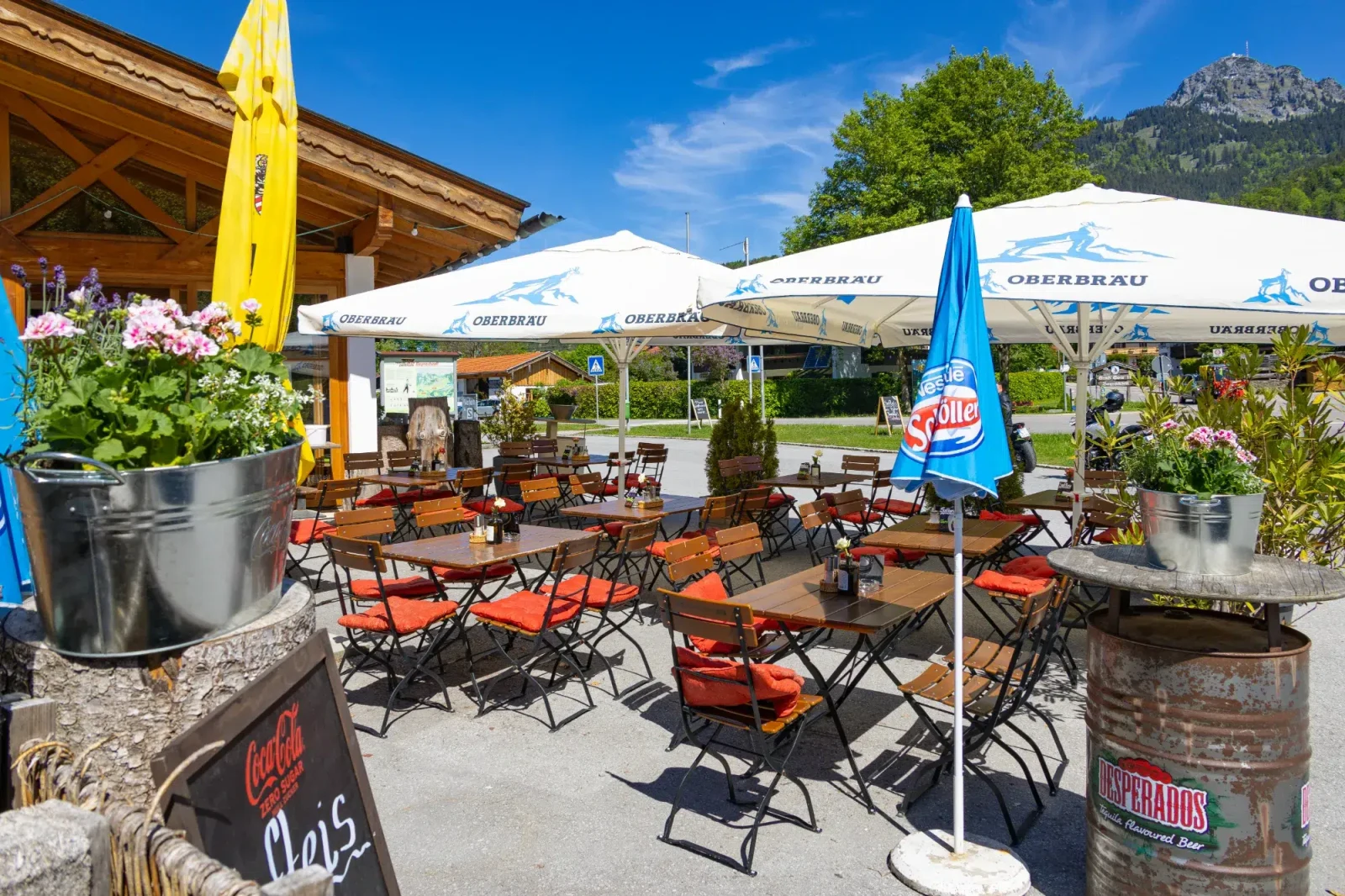 A relaxed meeting point with its own terrace
