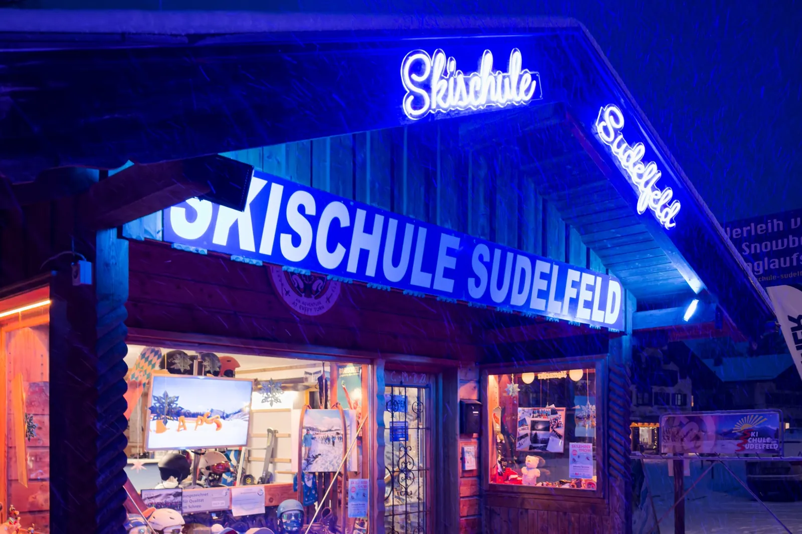 Der Laden der Skischule Sudelfeld am Abend