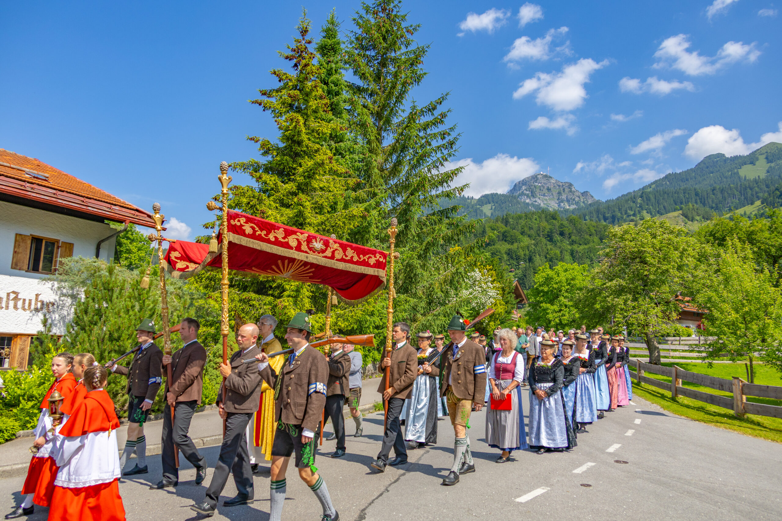 Vereine in Tracht bei der Fronleichnamsprozession Bayrischzell
