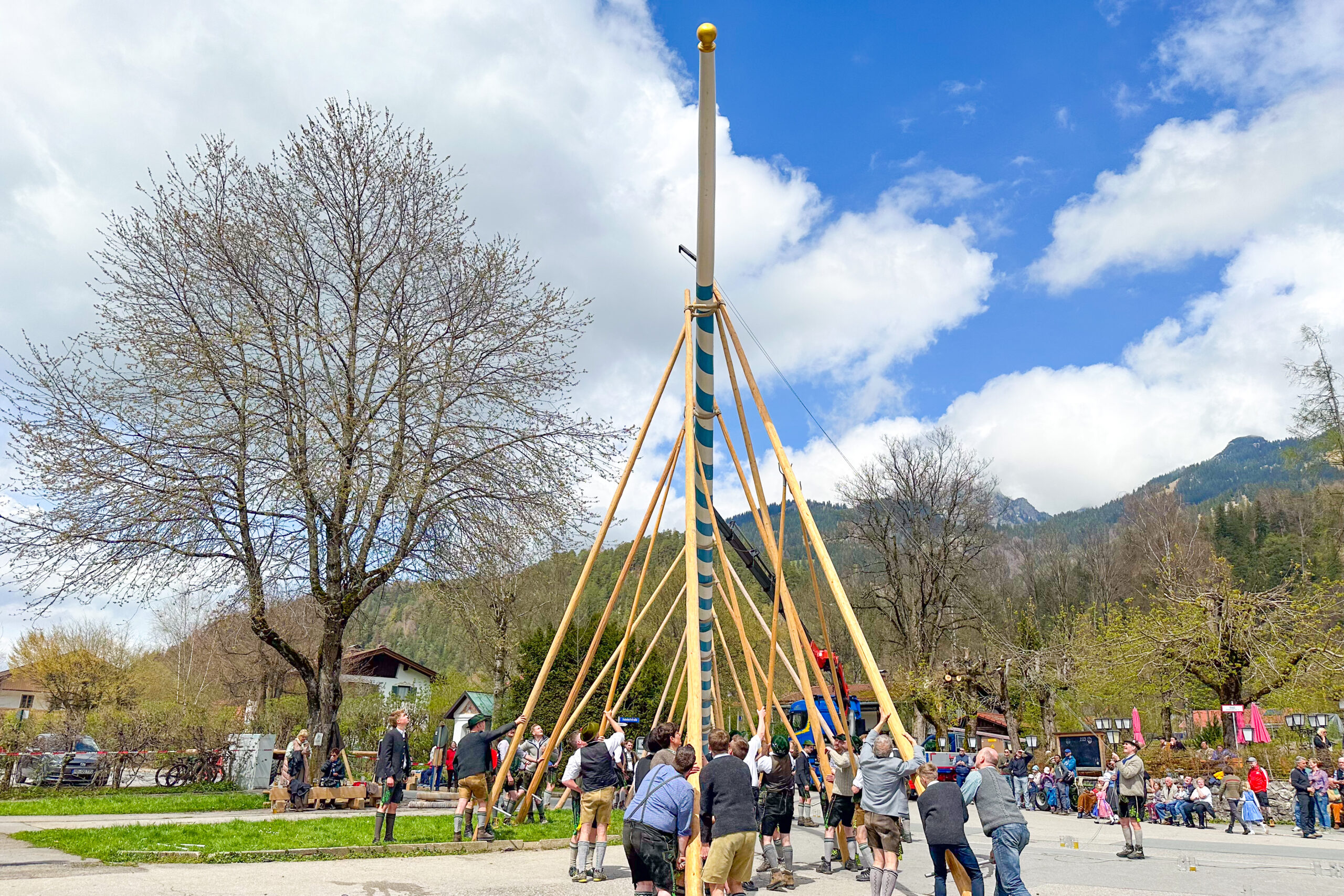 Maibaumaufstellen in Bayrischzell