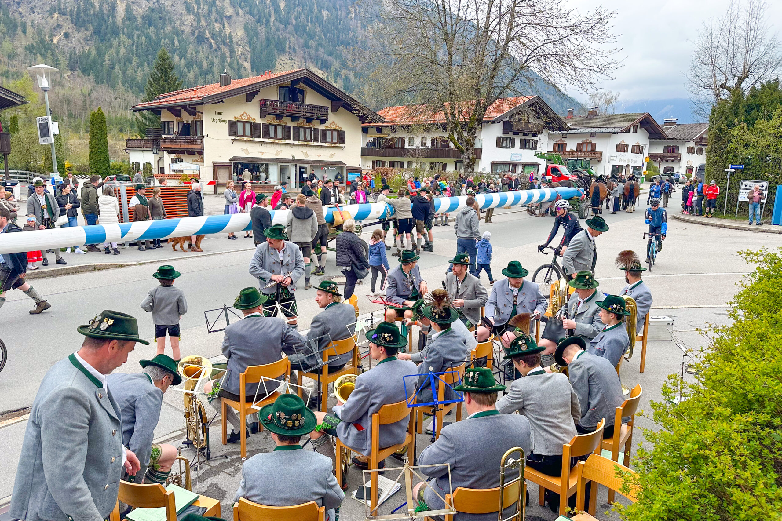 Maibaum-Festzug durch Bayrischzell
