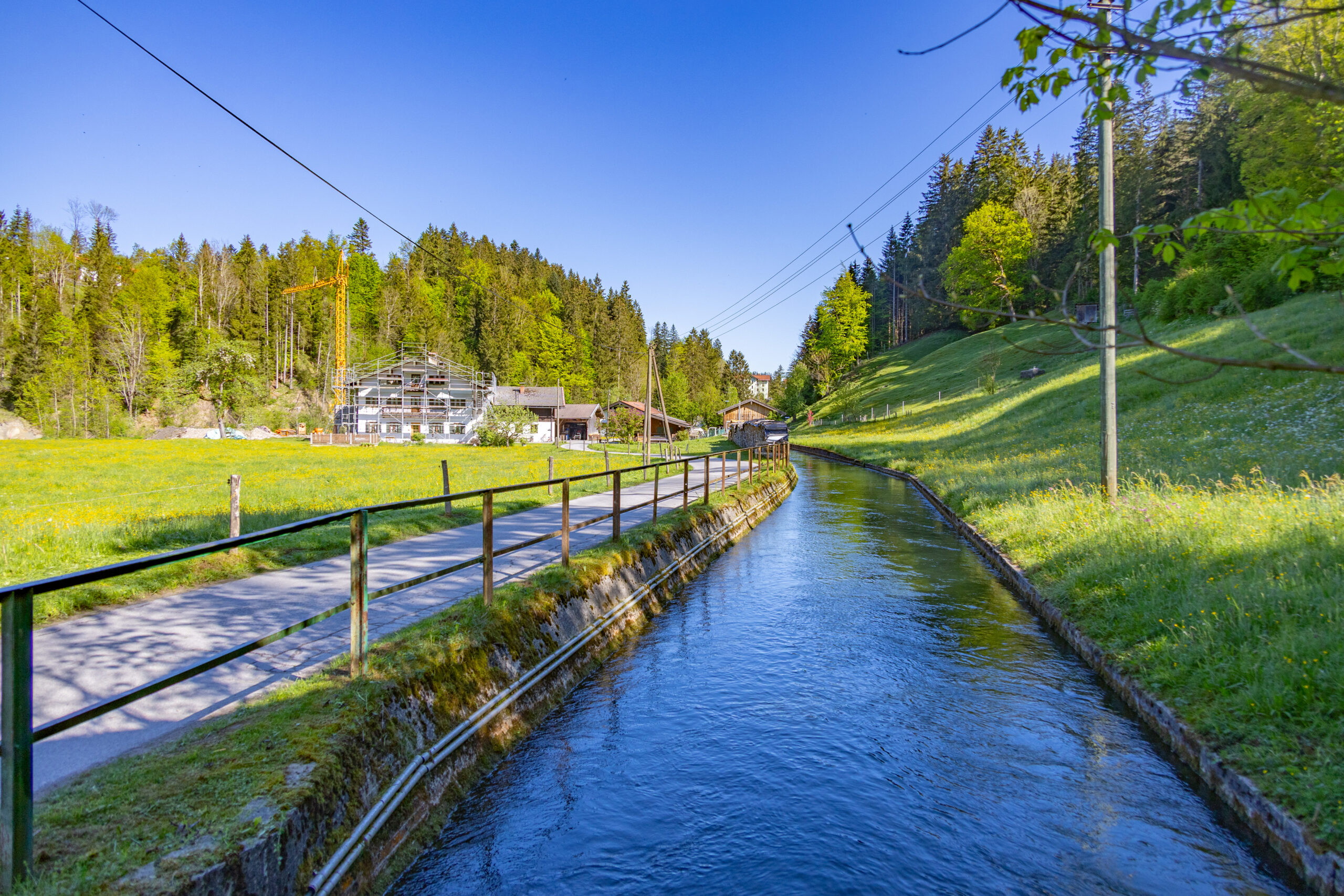 Ursprungweg mit Bach an der bayerisch-tiroler Landesgrenze