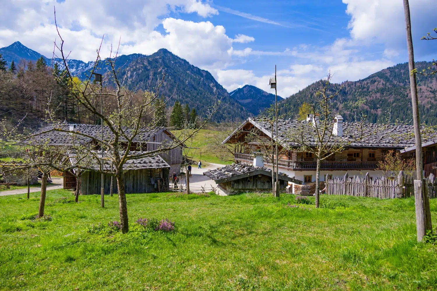 Blick über das Markus Wasmeier Freilichtmuseum in Schliersee mit historischen Bauernhäusern