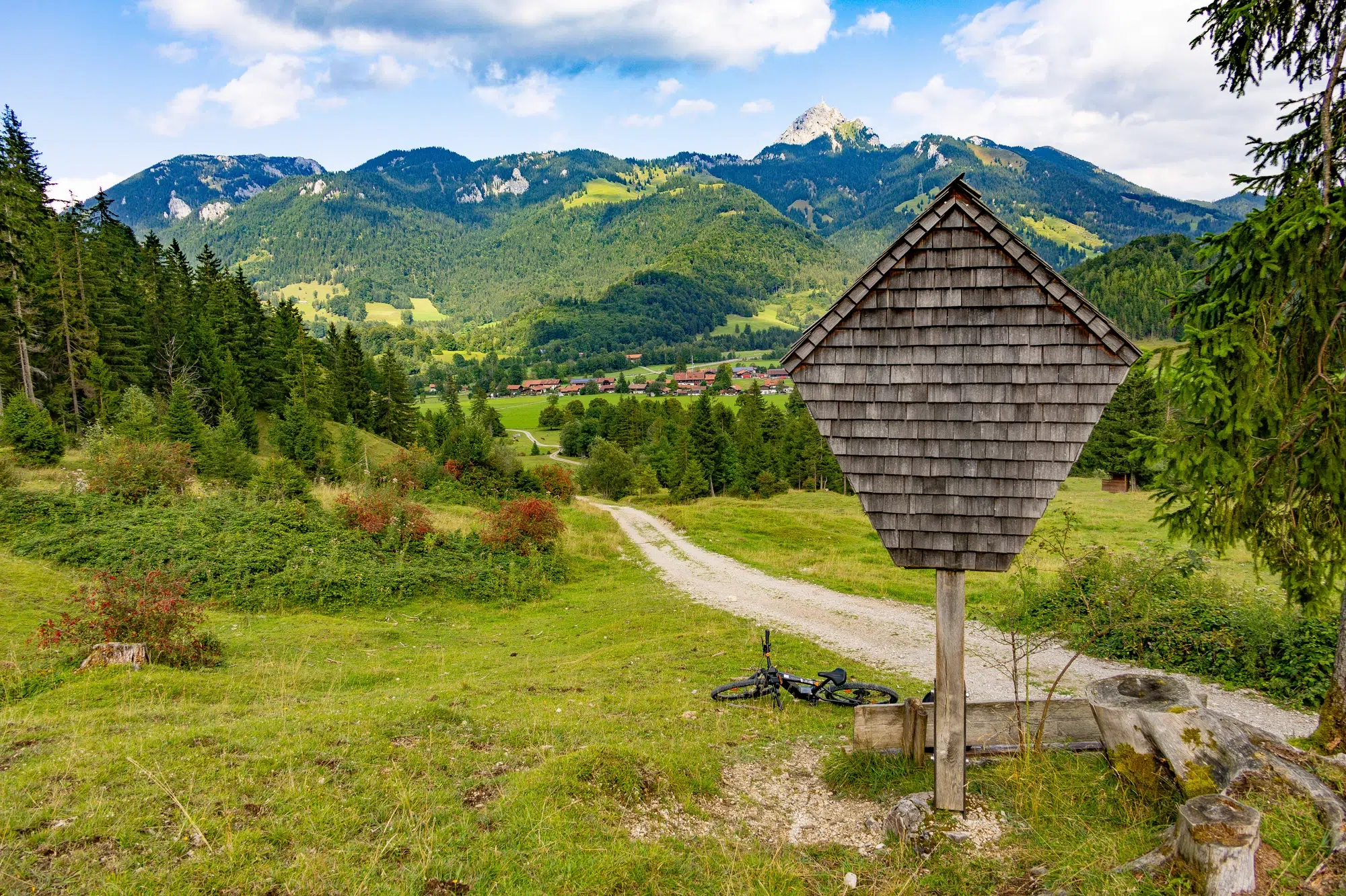 Geitau bei Bayrischzell – Blick über den Segelflugplatz und die Wiesen Richtung Wendelstein
