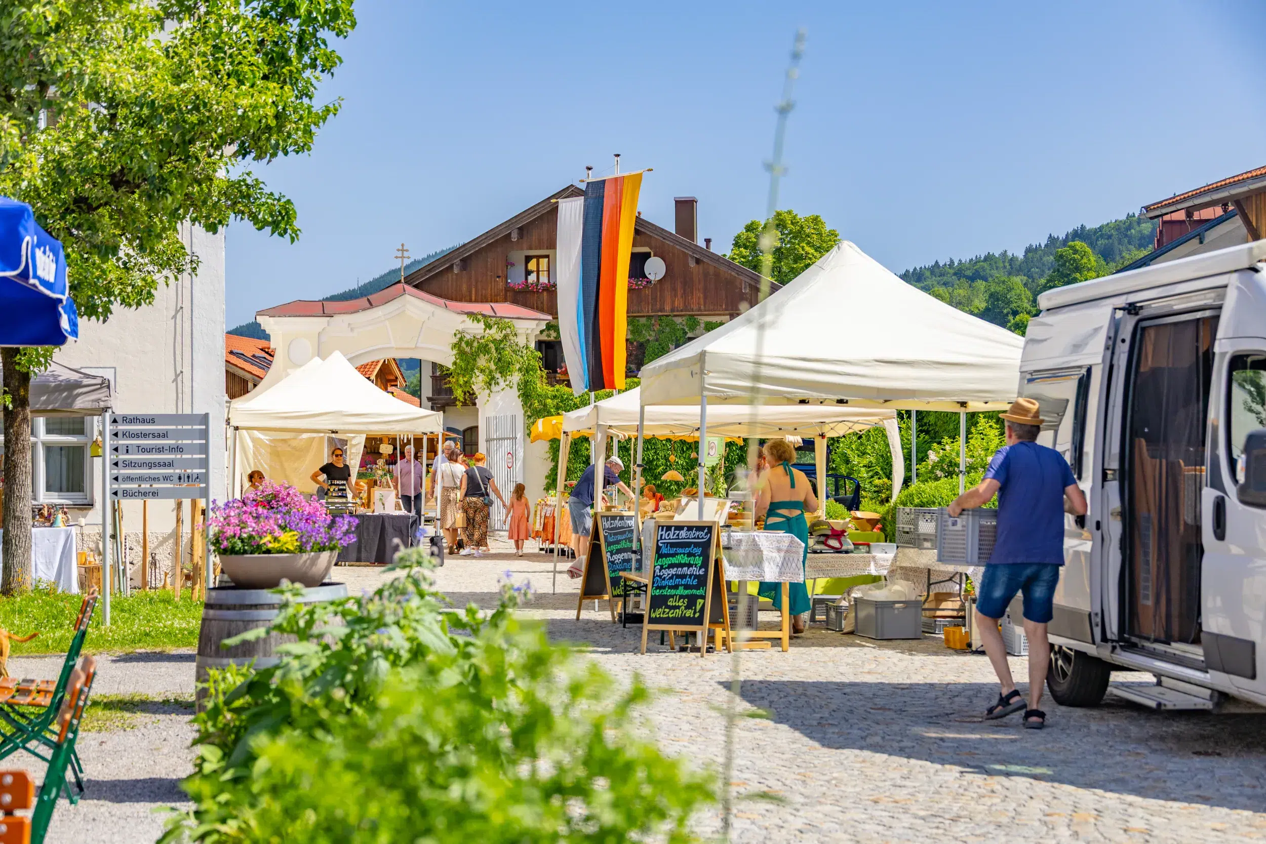 Kräuter- und Holler Markt im Klosterinnenhof Fischbachau mit Marktständen und Blumen
